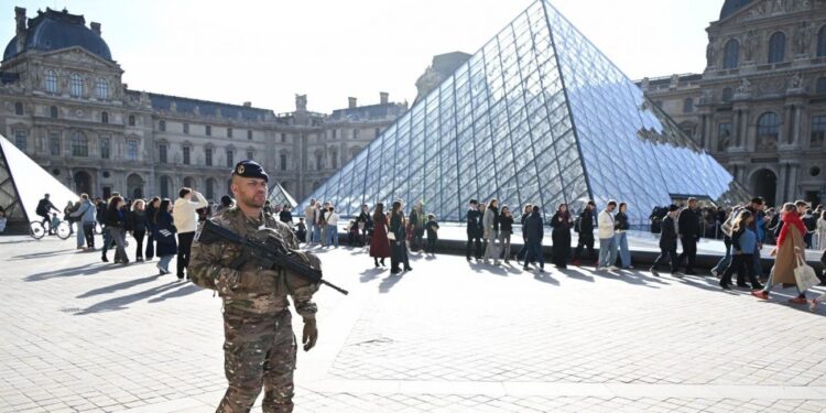 ლუვრის ძარცვის საქმეზე კიდევ ორი ეჭვმიტანილი დააკავეს