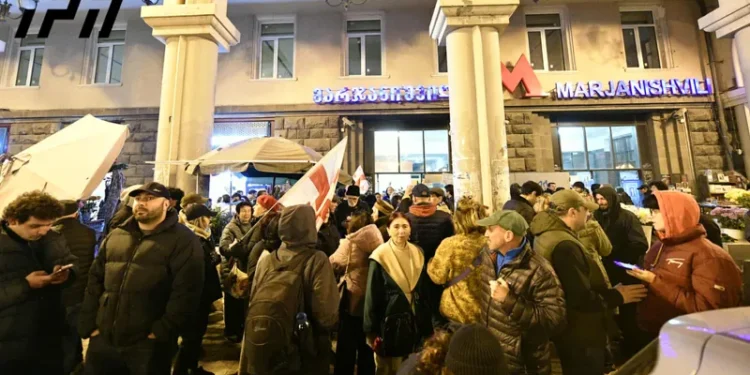 საპროტესტო მსვლელობის მონაწილეები ავლაბრიდან მარჯანიშვილის მოედნამდე მეტროს საშუალებით მივიდნენ