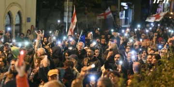 პარლამენტის ტერიტორიაზე შეკრებილი საპროტესტო აქციის მონაწილეები მსვლელობას მართავენ