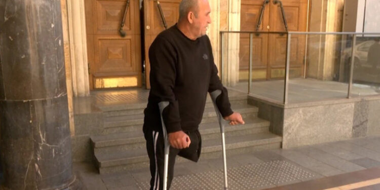 პარლამენტთან მოშიმშილე თამაზ მაჭავარიანი შეუძლოდ გახდა და კლინიკაში გადაიყვანეს