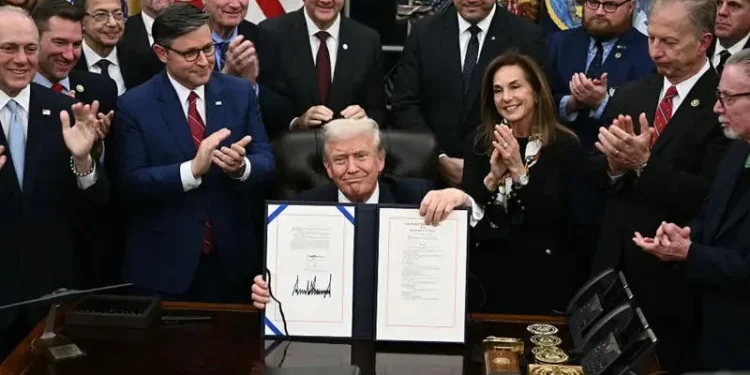 დონალდ ტრამპმა ხელი მოაწერა კანონპროექტს, რომელიც აშშ-ის ისტორიაში ყველაზე ხანგრძლივ „შათდაუნს“ ასრულებს