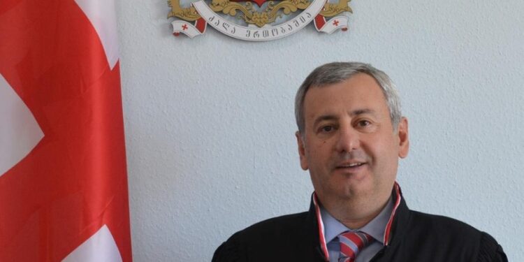 მოსამართლე ვლადიმერ ხუჭუამ მისი განსახილველი საქმეების წარმოება კვლავ შეაჩერა და საკონსტიტუციო სასამართლოს მიმართა
