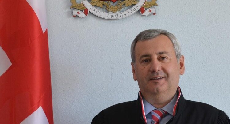 მოსამართლე ვლადიმერ ხუჭუამ მისი განსახილველი საქმეების წარმოება კვლავ შეაჩერა და საკონსტიტუციო სასამართლოს მიმართა