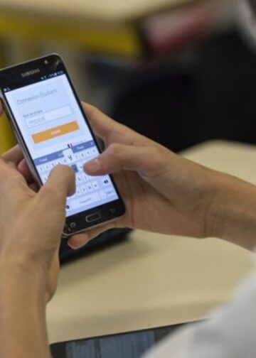 განათლების სამინისტრო სასკოლო პროცესში მობილური ტელეფონების გამოყენების აკრძალვას გეგმავს