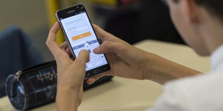 განათლების სამინისტრო სასკოლო პროცესში მობილური ტელეფონების გამოყენების აკრძალვას გეგმავს