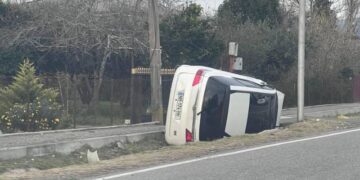 სამეგრელოში მაგისტრალზე მანქანა ამოტრიალდა – დაშავებულის მდგომარეობა მძიმეა