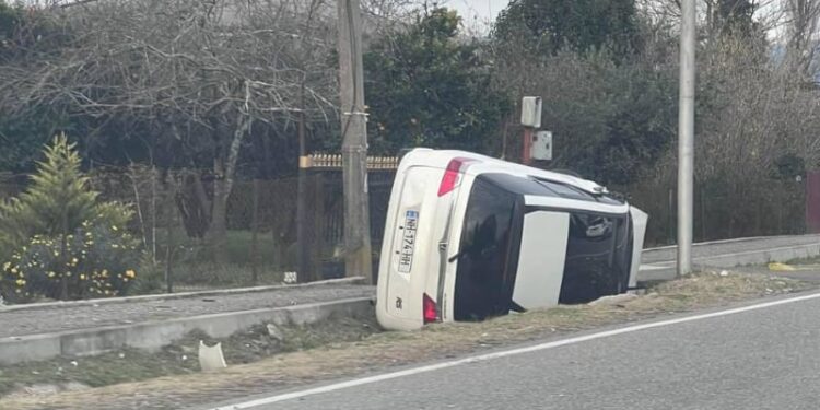 სამეგრელოში მაგისტრალზე მანქანა ამოტრიალდა – დაშავებულის მდგომარეობა მძიმეა