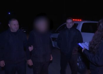 ნაცნობის ატომობილს განზრახ დაეჯახა, შემდეგ კი მას ყელის არეში ჭრილობა მიაყენა