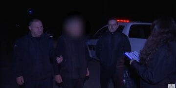 ნაცნობის ატომობილს განზრახ დაეჯახა, შემდეგ კი მას ყელის არეში ჭრილობა მიაყენა