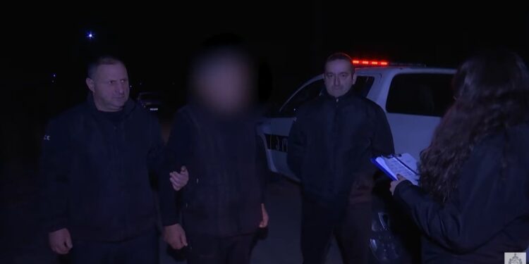 ნაცნობის ატომობილს განზრახ დაეჯახა, შემდეგ კი მას ყელის არეში ჭრილობა მიაყენა