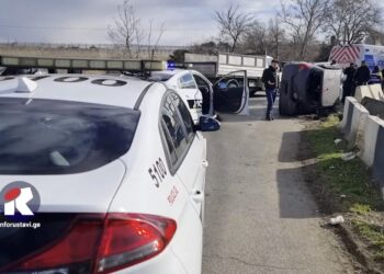 ვიდეო – რუსთავში, ავტოსაგზაო შემთხვევის შედეგად ავტომობილი ამოტრიალდა