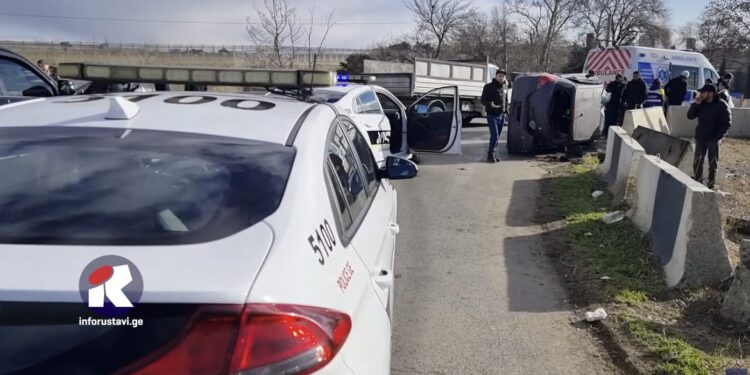 ვიდეო – რუსთავში, ავტოსაგზაო შემთხვევის შედეგად ავტომობილი ამოტრიალდა