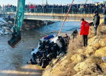 თურქეთში ავტომობილი არხში გადავარდა, დაიღუპა სამი ბავშვი