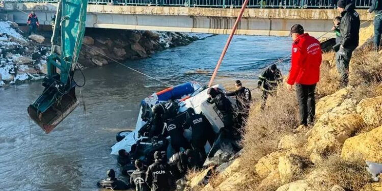 თურქეთში ავტომობილი არხში გადავარდა, დაიღუპა სამი ბავშვი