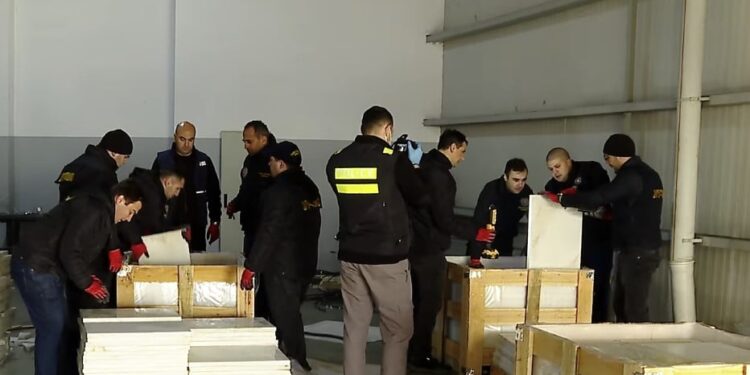 ვიდეო – პოლიციამ 50 მილიონი ლარის ღირებულების ნარკოტიკული საშუალება „ჰეროინი“ ამოიღო – დაკავებულია ირანის მოქალაქე