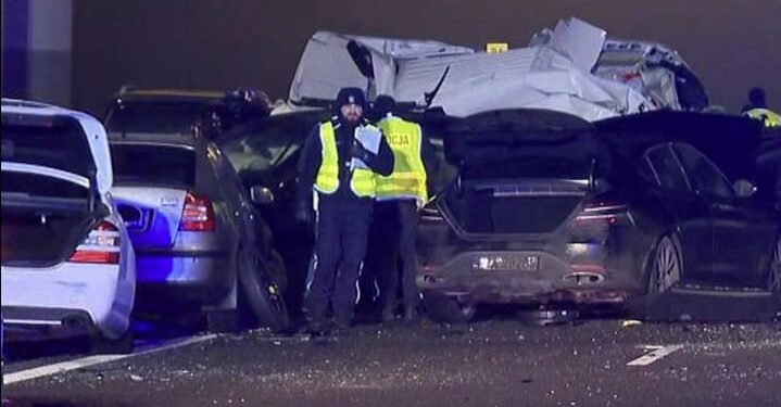 პოლონეთში ჩქაროსნულ მაგისტრალზე ერთმანეთს 18 მანქანა შეეჯახა