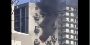 ვიდეო – თბილისში, საცხოვრებელ კორპუსში ხანძარი გაჩნდა