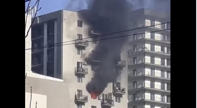 ვიდეო – თბილისში, საცხოვრებელ კორპუსში ხანძარი გაჩნდა