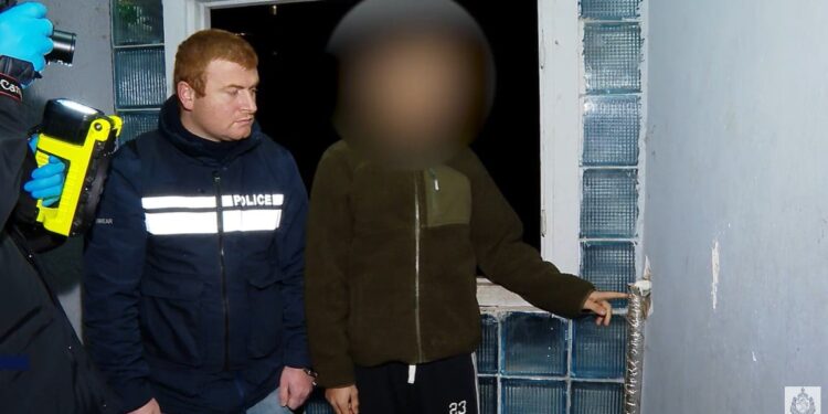 პოლიციამ თბილისში განსაკუთრებით დიდი ოდენობით ნარკოტიკები ამოიღო – დაკავებულია 5 პირი