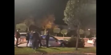 ვიდეო – ავტომობილი გზისგამყოფ გაზონზე ავარდა – ავტოსაგზაო შემთხვევა თბილისში