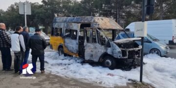 ვიდეო – მოძრაობის დროს მიკროავტობუსს ცეცხლი გაუჩნდა