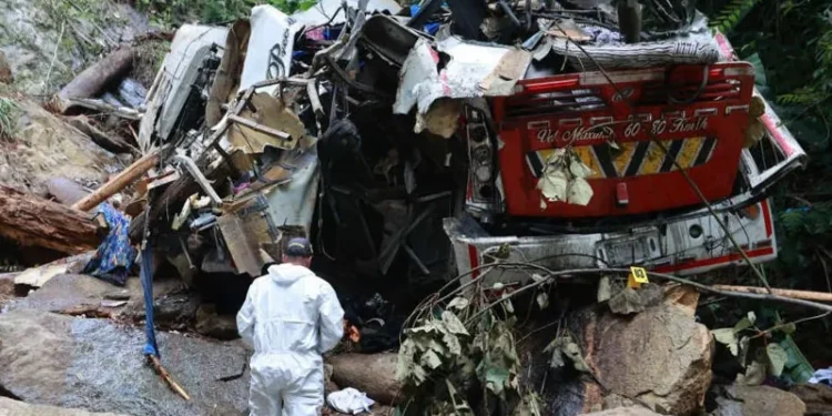 კოლუმბიაში სკოლის ავტობუსი ხევში გადავარდა, 17 ადამიანი დაიღუპა