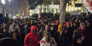 რუსთაველის გამზირზე შეკრებილი მოქალაქეები მსვლელობას მართავენ