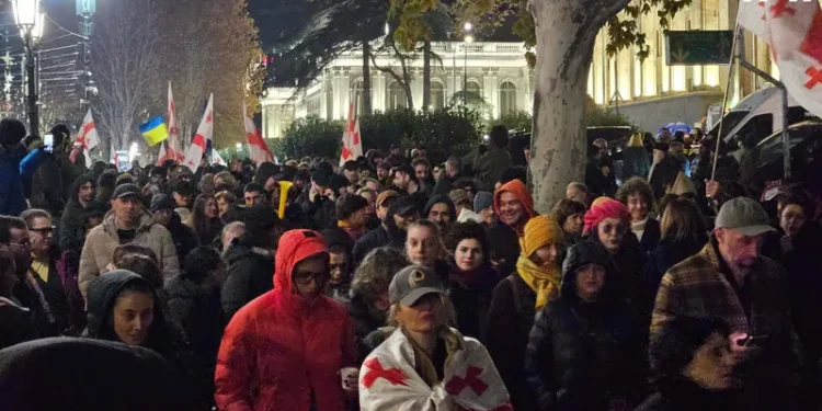 რუსთაველის გამზირზე შეკრებილი მოქალაქეები მსვლელობას მართავენ