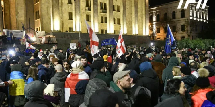 პარლამენტთან საპროტესტო აქცია მიმდინარეობს
