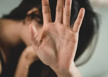 12-13 წლის გოგონები თანატოლ გოგოს სასტიკად გაუსწორდნენ: “საქმის გასარჩევად წავიდნენ… თმით ითრიეს და მიატოვეს”