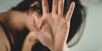 12-13 წლის გოგონები თანატოლ გოგოს სასტიკად გაუსწორდნენ: “საქ­მის გა­სარ­ჩე­ვად წა­ვი­დნენ… თმით ითრიეს და მიატოვეს”