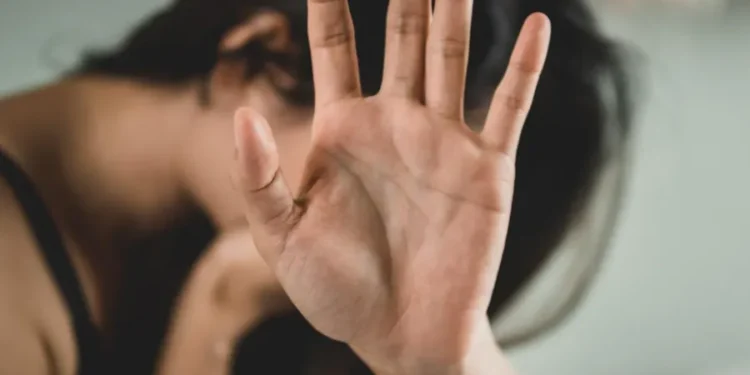 12-13 წლის გოგონები თანატოლ გოგოს სასტიკად გაუსწორდნენ: “საქ­მის გა­სარ­ჩე­ვად წა­ვი­დნენ… თმით ითრიეს და მიატოვეს”