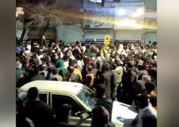 ირანში მთელი ქვეყნის მასშტაბით საპროტესტო აქციები გრძელდება, მაშადში ხალხმა ირანის სახელმწიფო დროშა ჩამოხსნა