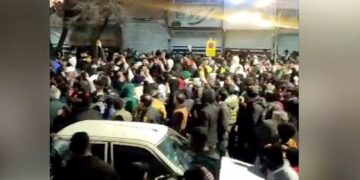 ირანში მთელი ქვეყნის მასშტაბით საპროტესტო აქციები გრძელდება, მაშადში ხალხმა ირანის სახელმწიფო დროშა ჩამოხსნა