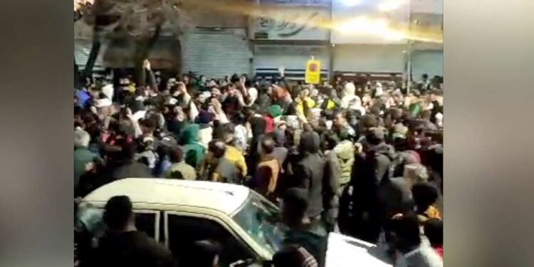 ირანში მთელი ქვეყნის მასშტაბით საპროტესტო აქციები გრძელდება, მაშადში ხალხმა ირანის სახელმწიფო დროშა ჩამოხსნა