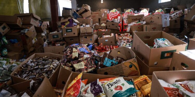 დააკავეს პირი, რომელიც ვადაგასულ ბრენდულ პროდუქციას ვარგისიანობის ვადას უცვლიდა და ყიდდა