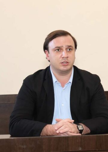 პოლიციელზე განხორციელებული ჯგუფური ძალადობის ბრალდებით ჩოხატაურის საკრებულოს თავმჯდომარე დავით შარაშიძე დააკავეს