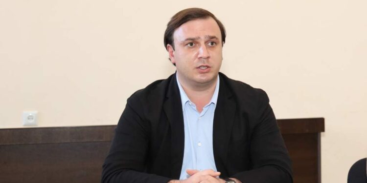 პოლიციელზე განხორციელებული ჯგუფური ძალადობის ბრალდებით ჩოხატაურის საკრებულოს თავმჯდომარე დავით შარაშიძე დააკავეს