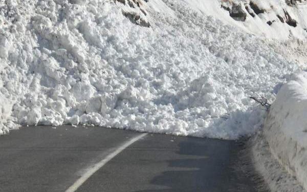 ზვავის მასის ჩამოსვლის გამო, იკრძალება ყველა სახის ტრანსპორტის მოძრაობა