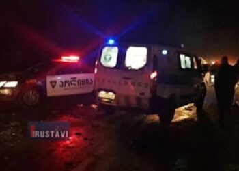 ავტომობილი იმ ორმოში ჩავარდა, რომელიც წყლის მილის გასაყვანად გათხარეს