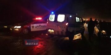 ავტომობილი იმ ორმოში ჩავარდა, რომელიც წყლის მილის გასაყვანად გათხარეს