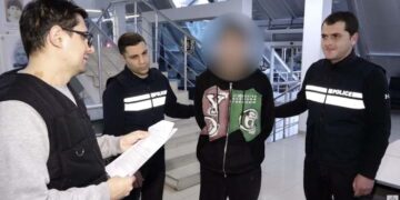 თბილისში ჯანმრთელობის განზრახ მძიმე დაზიანებისა და არასრულწლოვნის მიმართ ჩადენილი ძალადობის ბრალდებით 2 პირი დააკავეს