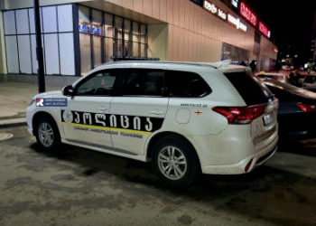 რუსთავში, ქალაქის ცენტრში მოზარდი დაჭრეს