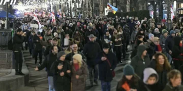 მზია ამაღლობელის მხარდამჭერი მარშის მონაწილეები პარლამენტთან მივიდნენ – რუსთაველზე საპროტესტო აქცია განახლდა