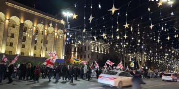 საპროტესტო აქციის მონაწილეები ფილარმონიიდან მსვლელობით საკანონმდებლო ორგანოსთან მივიდნენ