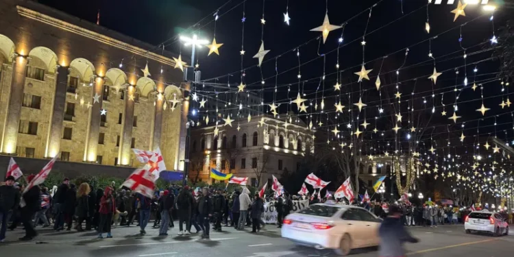 საპროტესტო აქციის მონაწილეები ფილარმონიიდან მსვლელობით საკანონმდებლო ორგანოსთან მივიდნენ