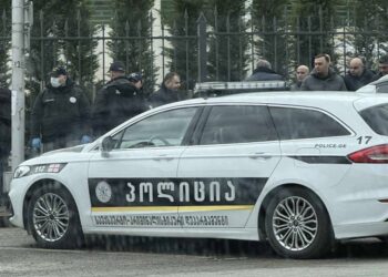 სუს-ის შენობასთან თანამშრომელი საკუთარ მანქანაში გარდაცვლილი იპოვეს – ნაპოვნია წერილიც