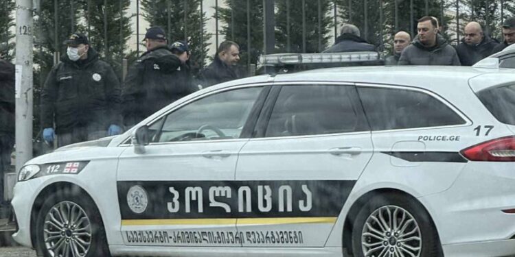 სუს-ის შენობასთან თანამშრომელი საკუთარ მანქანაში გარდაცვლილი იპოვეს – ნაპოვნია წერილიც