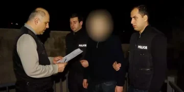 დაკავებულია 19 წლის ბიჭი, რომელიც ოჯახის წევრს სცემდა, აუპატიურებდა და მოკვლით ემუქრებოდა