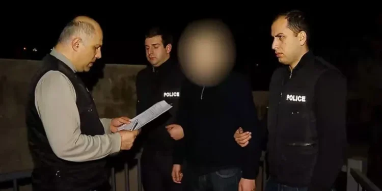 დაკავებულია 19 წლის ბიჭი, რომელიც ოჯახის წევრს სცემდა, აუპატიურებდა და მოკვლით ემუქრებოდა